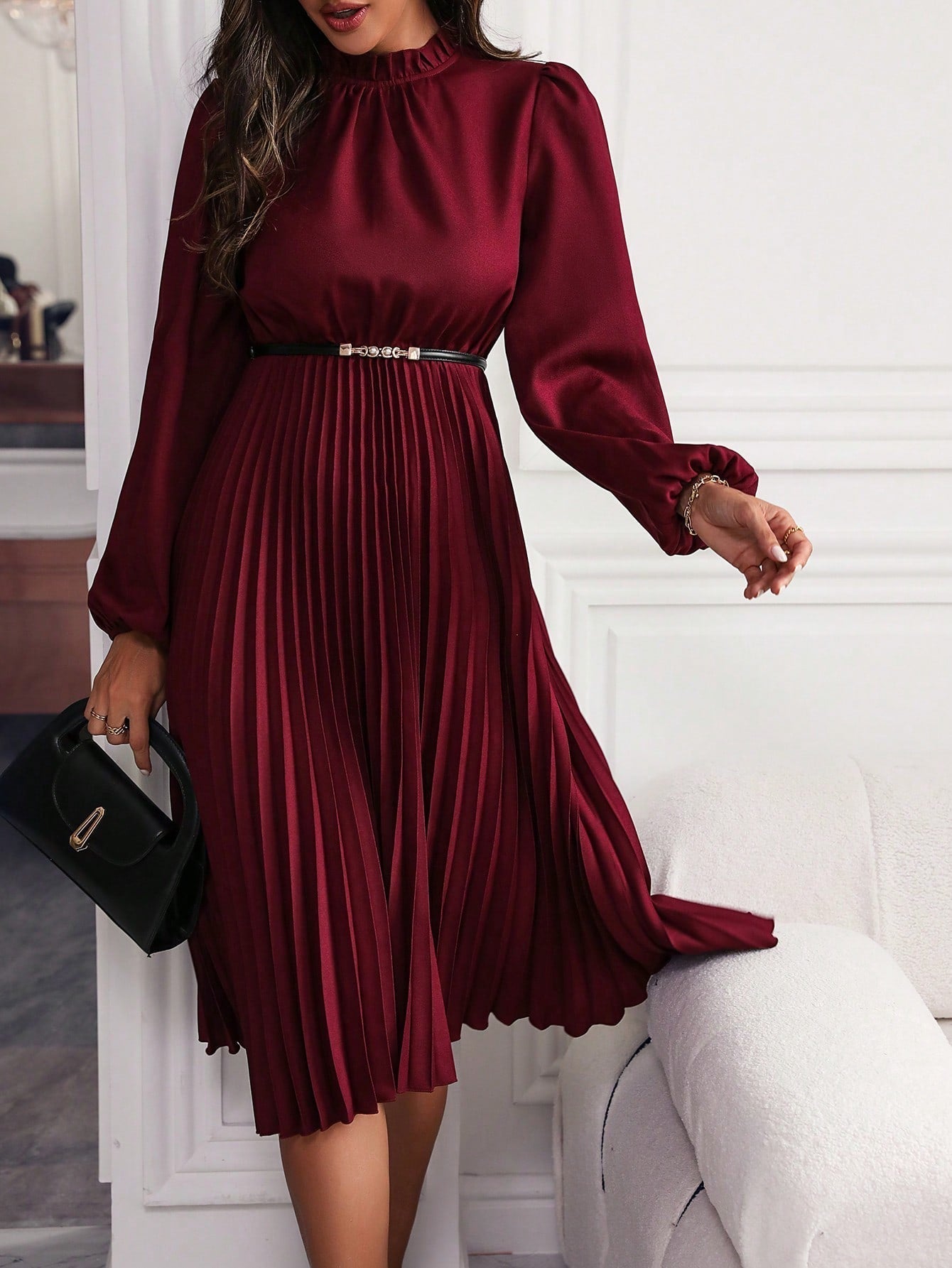 Maxi dress with lantern sleeves and pleated hem