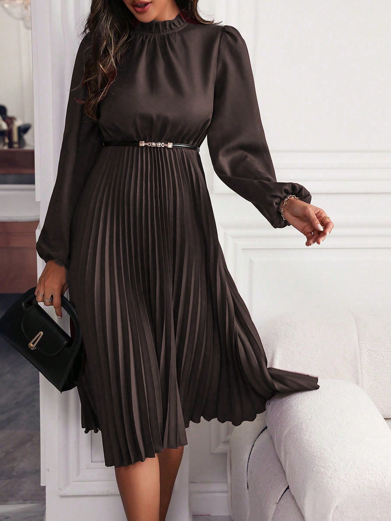 Maxi dress with lantern sleeves and pleated hem