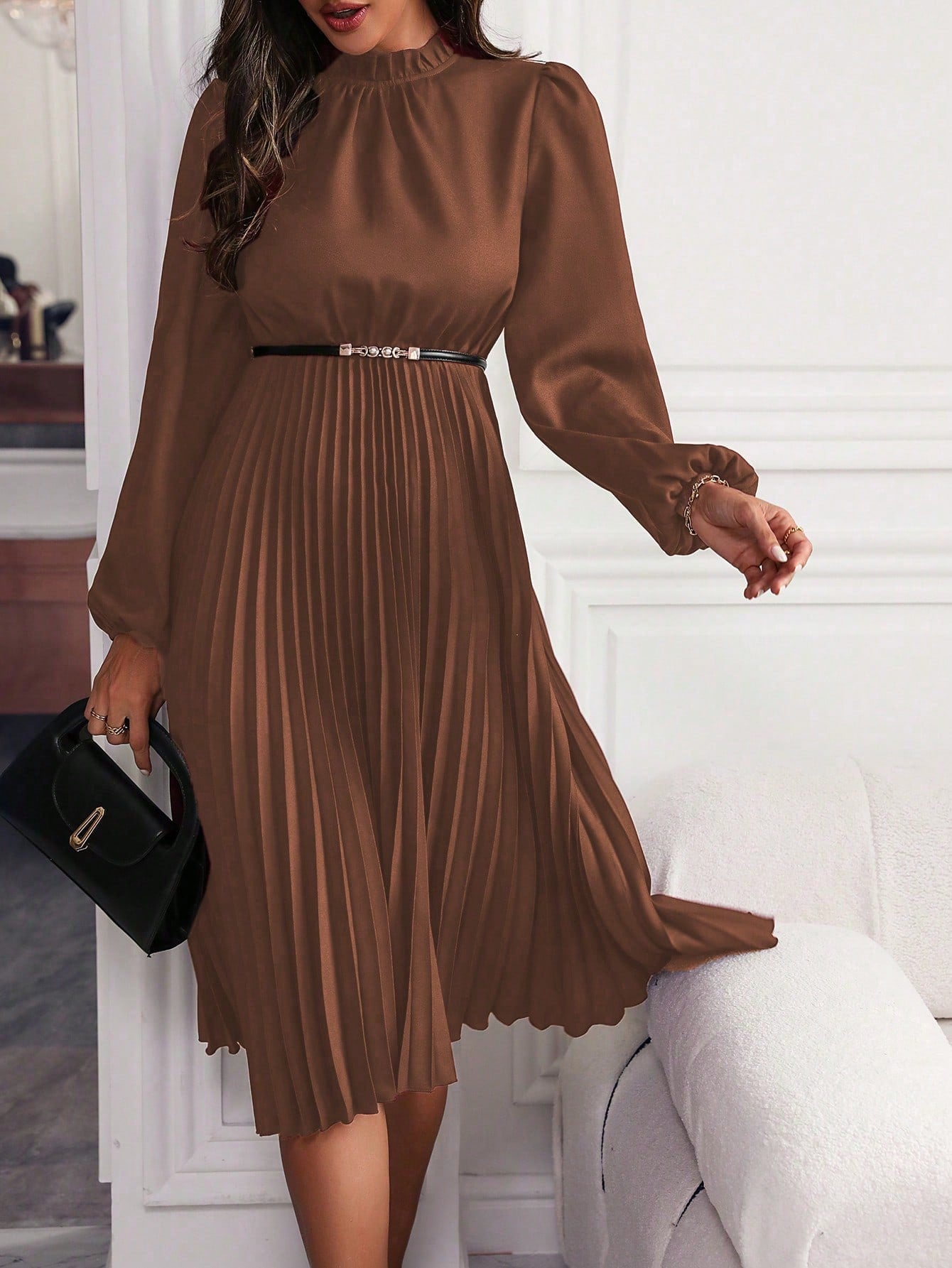 Maxi dress with lantern sleeves and pleated hem