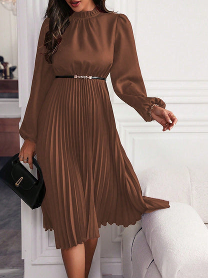 Maxi dress with lantern sleeves and pleated hem