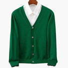 Cardigan à col en V et fermeture boutonnée pour homme – une pièce classique en maille