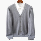 Cardigan à col en V et fermeture boutonnée pour homme – une pièce classique en maille