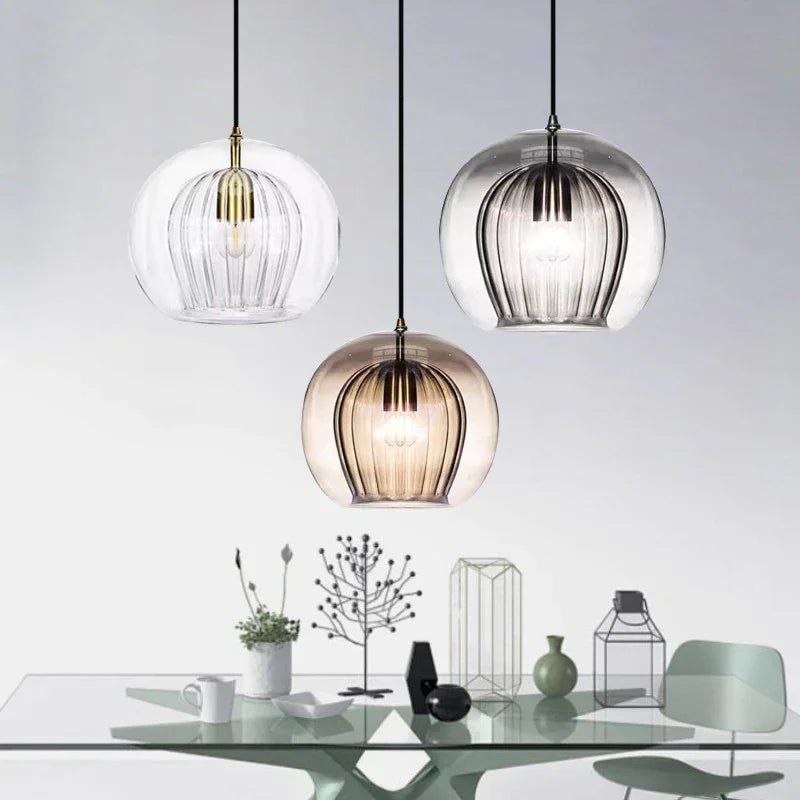 Moderne glazen hanglamp voor een stijlvol interieur