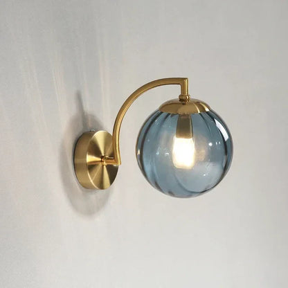 Applique moderna in vetro con luce calda ed elegante design scandinavo