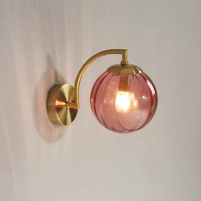 Applique moderna in vetro con luce calda ed elegante design scandinavo