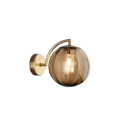 Applique moderna in vetro con luce calda ed elegante design scandinavo