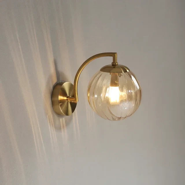 Applique moderna in vetro con luce calda ed elegante design scandinavo