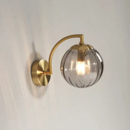 Applique moderna in vetro con luce calda ed elegante design scandinavo