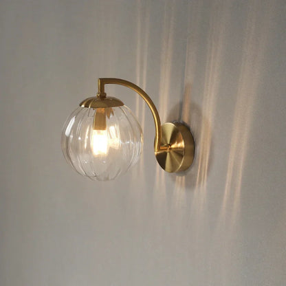 Applique moderna in vetro con luce calda ed elegante design scandinavo