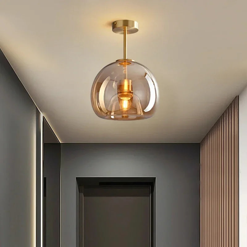 Kompakte Glas-Deckenleuchte für moderne Eleganz
