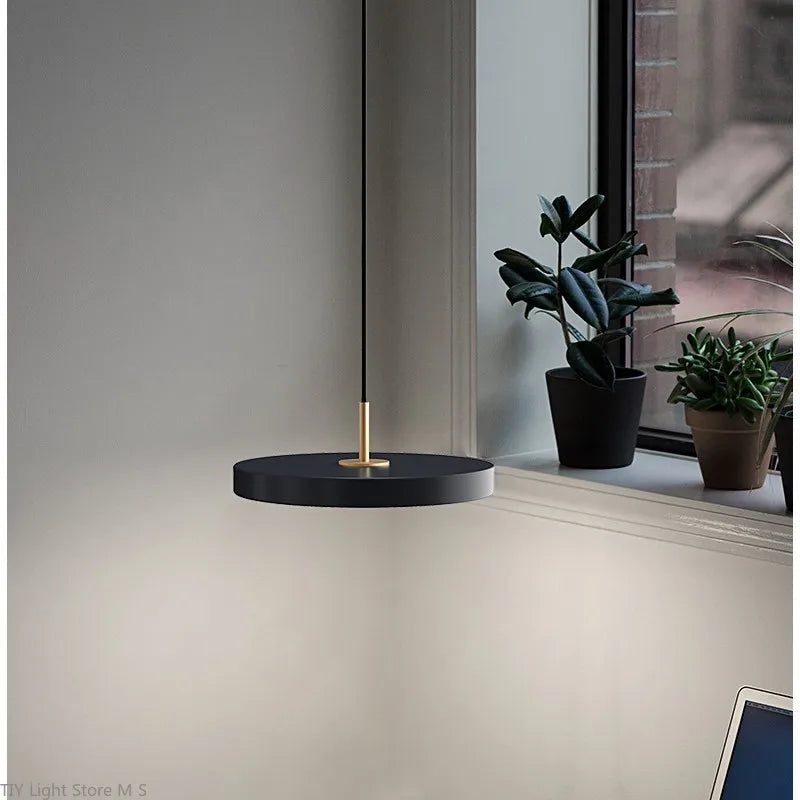Lampada a sospensione scandinava con luce calda e design minimalista