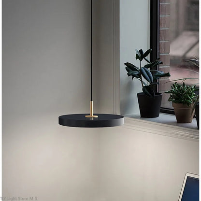 Lampada a sospensione scandinava con luce calda e design minimalista