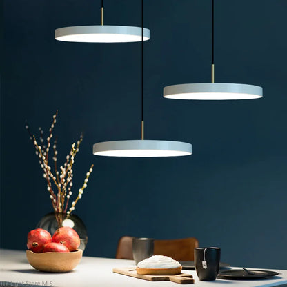Lampada a sospensione scandinava con luce calda e design minimalista