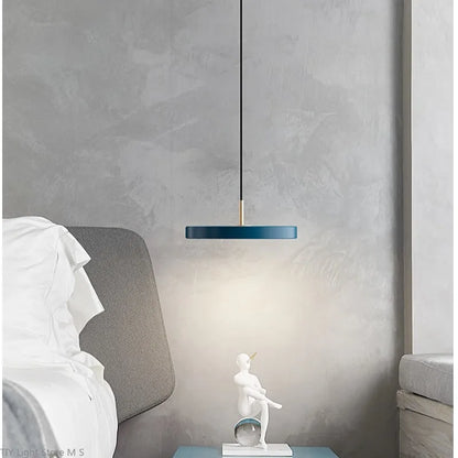 Lampada a sospensione scandinava con luce calda e design minimalista
