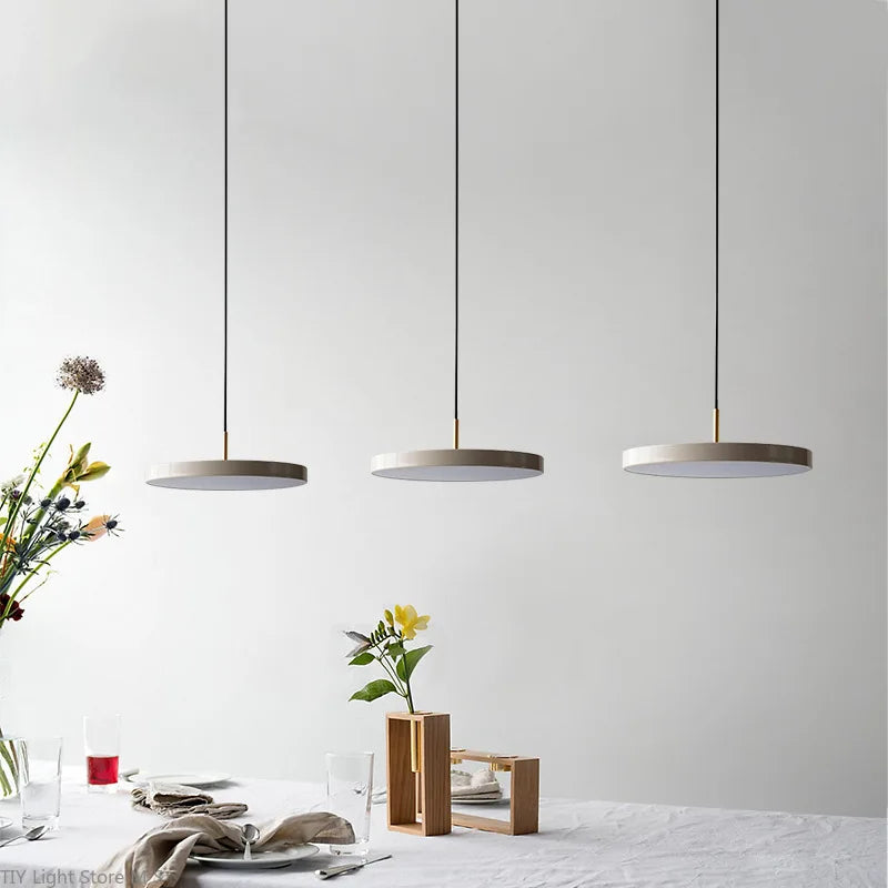 Lampada a sospensione scandinava con luce calda e design minimalista