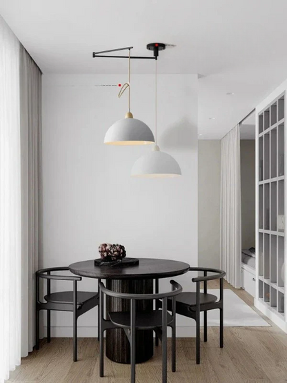 Plafoniera moderna con bracci regolabili per un’illuminazione versatile