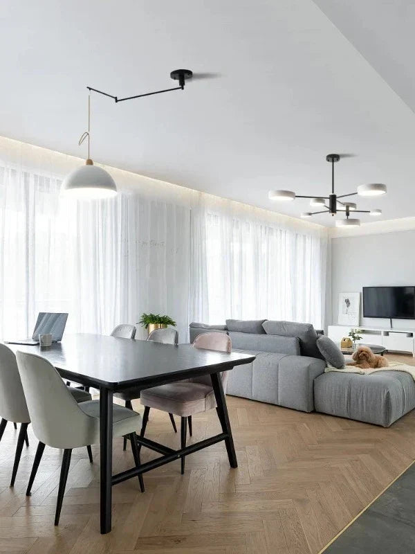Plafoniera moderna con bracci regolabili per un’illuminazione versatile