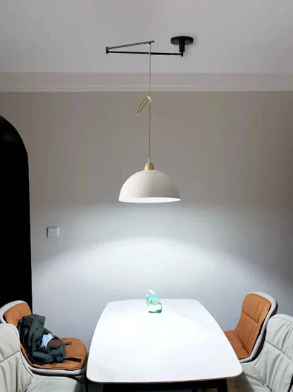 Plafoniera moderna con bracci regolabili per un’illuminazione versatile