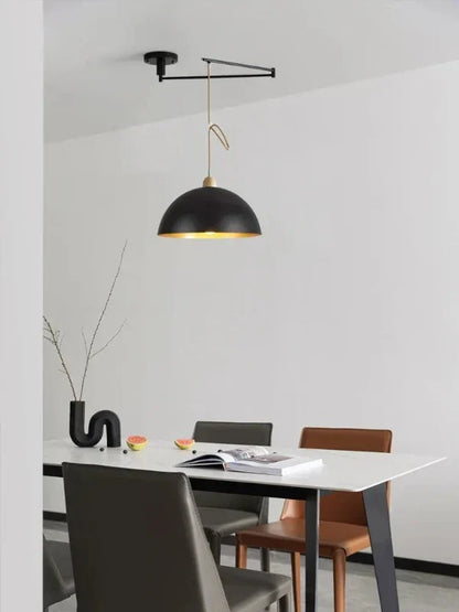 Plafoniera moderna con bracci regolabili per un’illuminazione versatile
