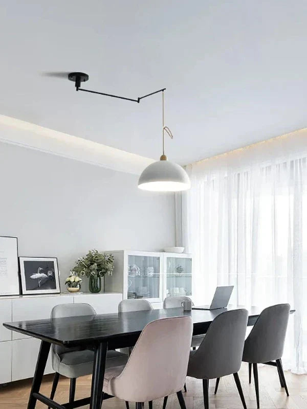 Plafoniera moderna con bracci regolabili per un’illuminazione versatile