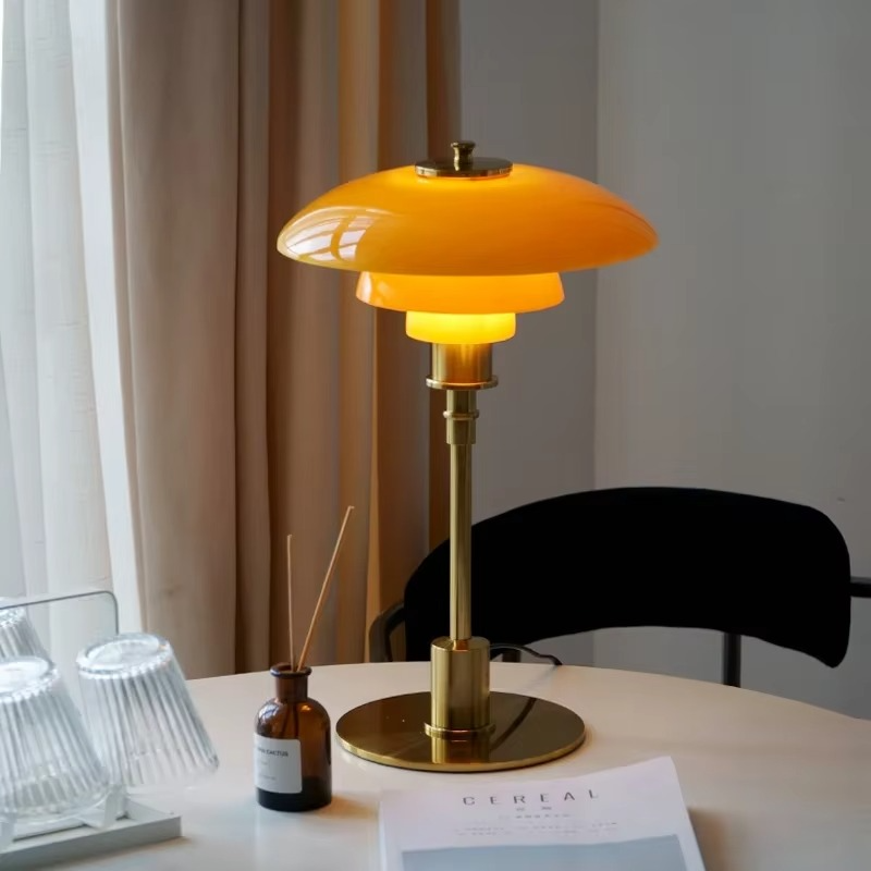 Design Table Lamp with Glass Shade – Atmospheric Light and Minimalist Elegance