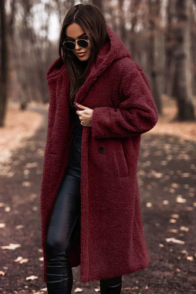 Tina – dlouhý oversized kabát z teddy materiálu s kapucí pro ženy