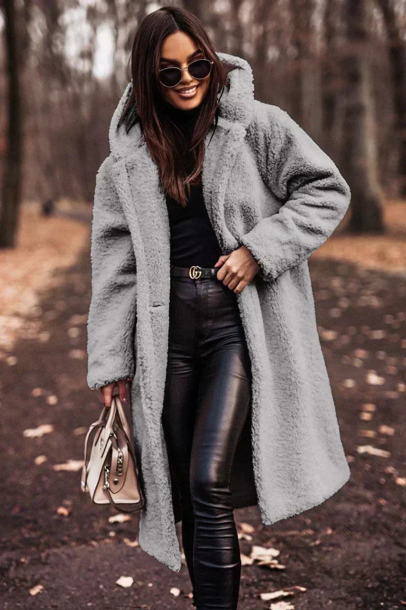 Tina – dlouhý oversized kabát z teddy materiálu s kapucí pro ženy