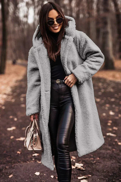 Tina – dlouhý oversized kabát z teddy materiálu s kapucí pro ženy