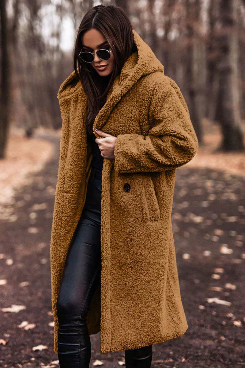 Tina – dlouhý oversized kabát z teddy materiálu s kapucí pro ženy