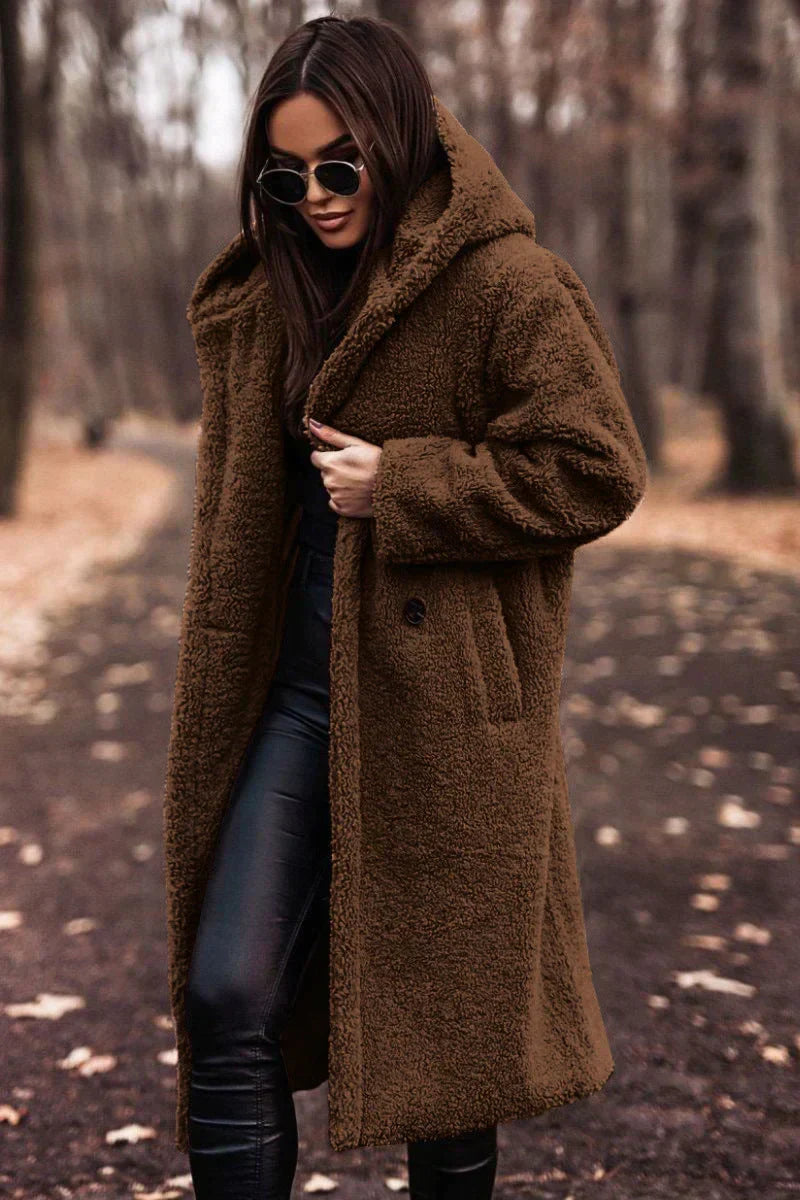 Tina – dlouhý oversized kabát z teddy materiálu s kapucí pro ženy