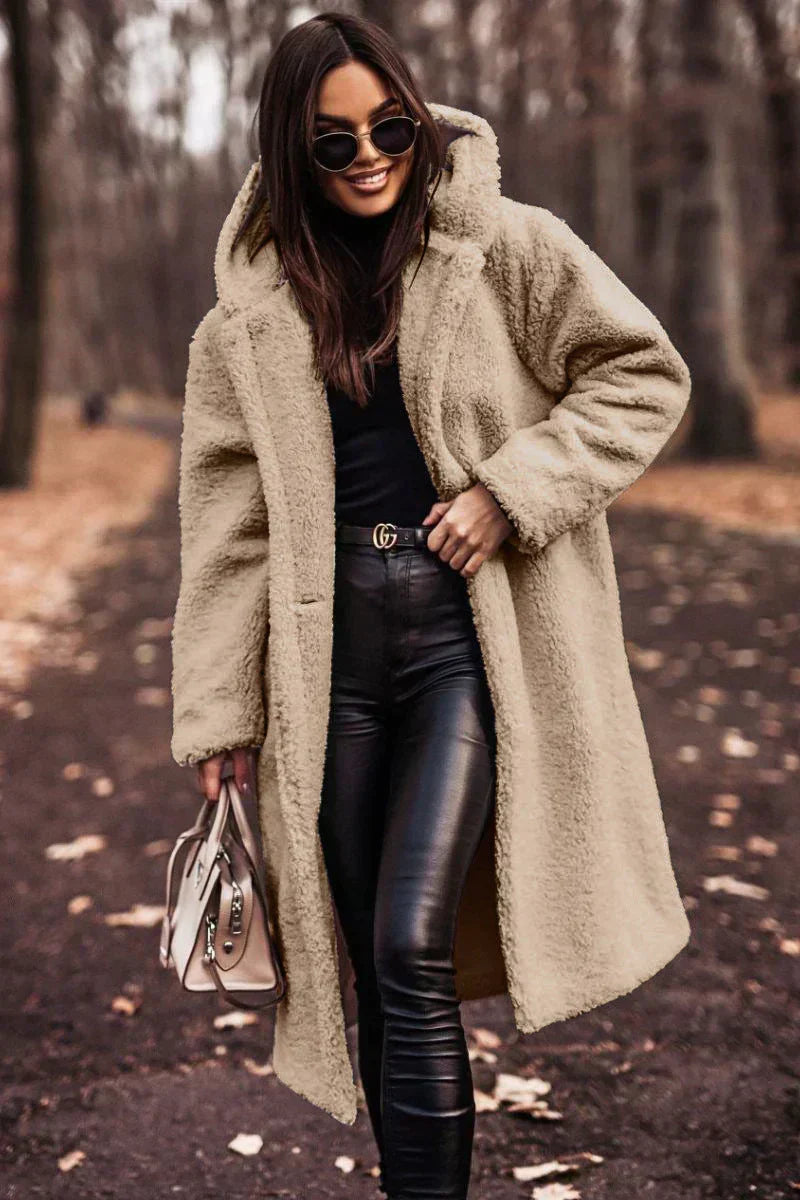 Tina – dlouhý oversized kabát z teddy materiálu s kapucí pro ženy