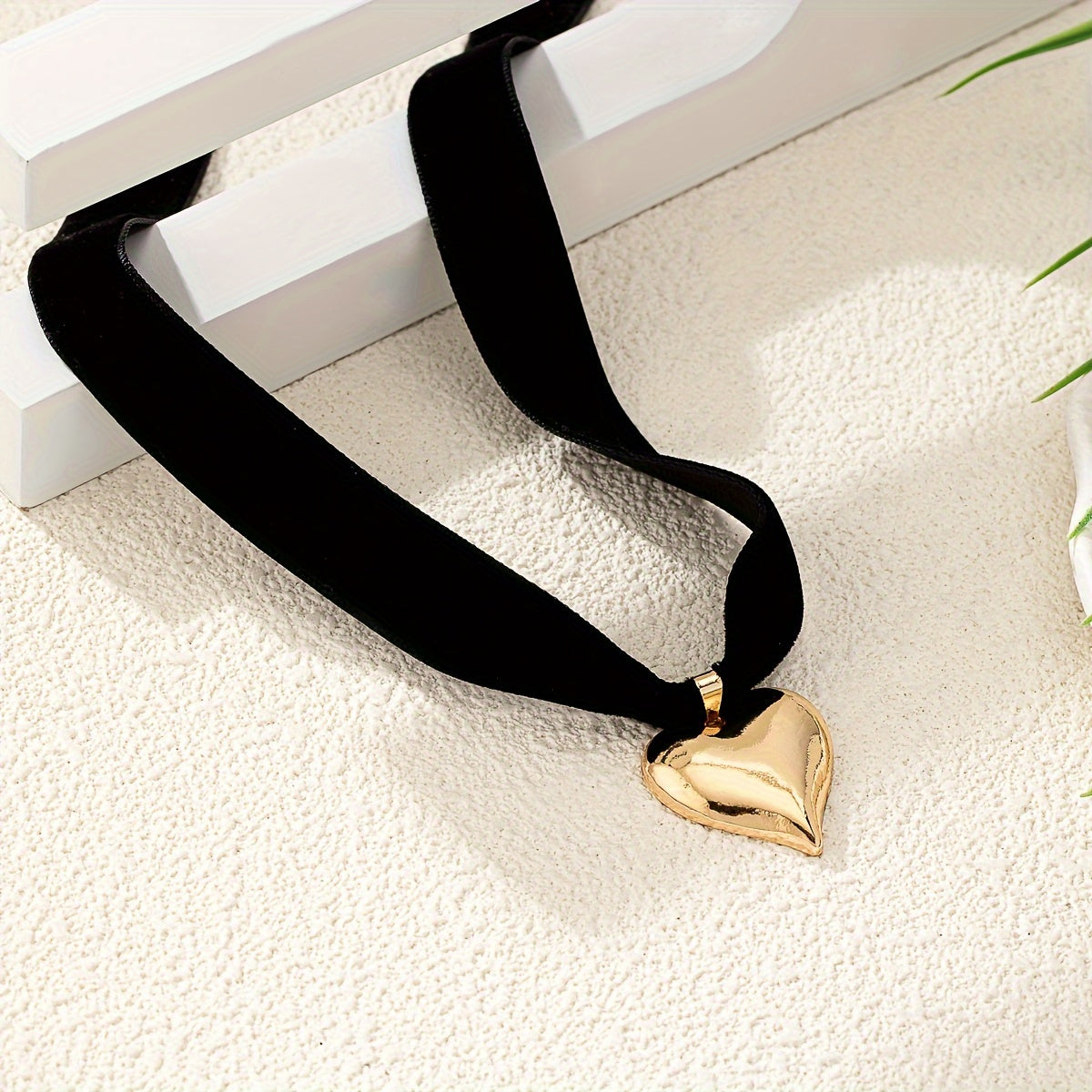 Nina | Elegant sexy love heart necklace with black flannel band choker