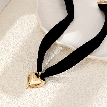 Nina | Elegant sexy love heart necklace with black flannel band choker