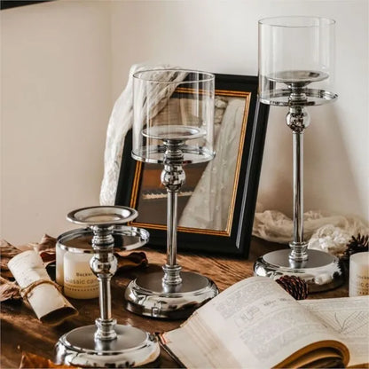 Elegante portacandela in metallo con bicchiere in vetro, per una decorazione d'atmosfera