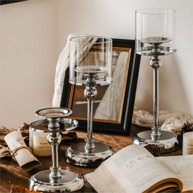 Elegante portacandela in metallo con bicchiere in vetro, per una decorazione d'atmosfera