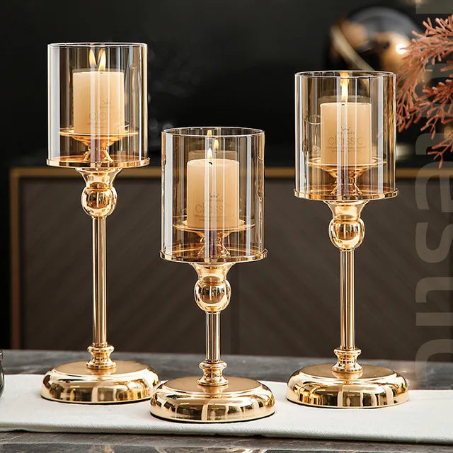 Elegante portacandela in metallo con bicchiere in vetro, per una decorazione d'atmosfera