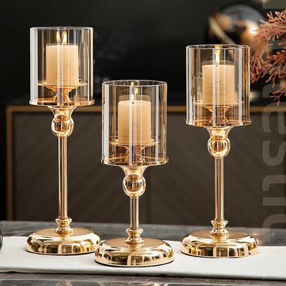 Elegante portacandela in metallo con bicchiere in vetro, per una decorazione d'atmosfera