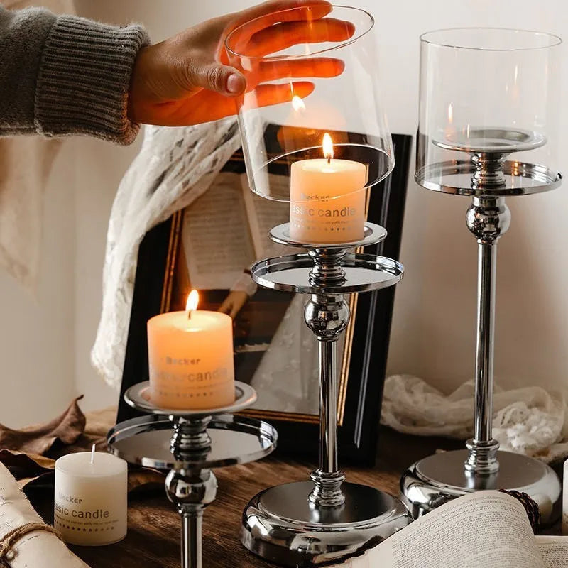 Elegante portacandela in metallo con bicchiere in vetro, per una decorazione d'atmosfera