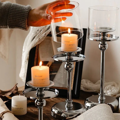 Elegante portacandela in metallo con bicchiere in vetro, per una decorazione d'atmosfera