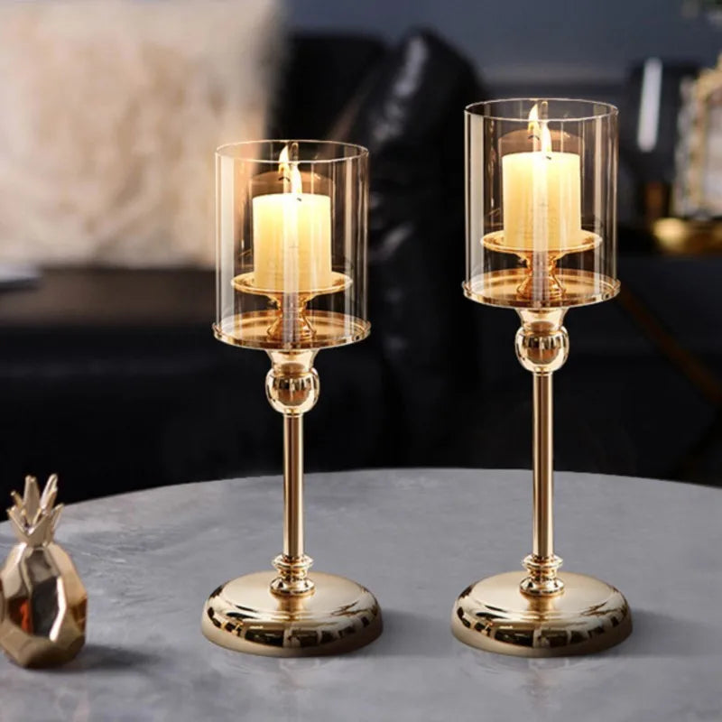 Elegante portacandela in metallo con bicchiere in vetro, per una decorazione d'atmosfera