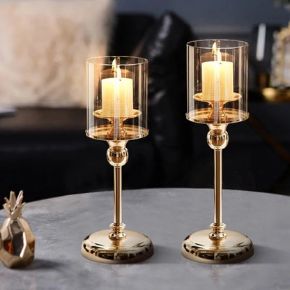 Elegante portacandela in metallo con bicchiere in vetro, per una decorazione d'atmosfera