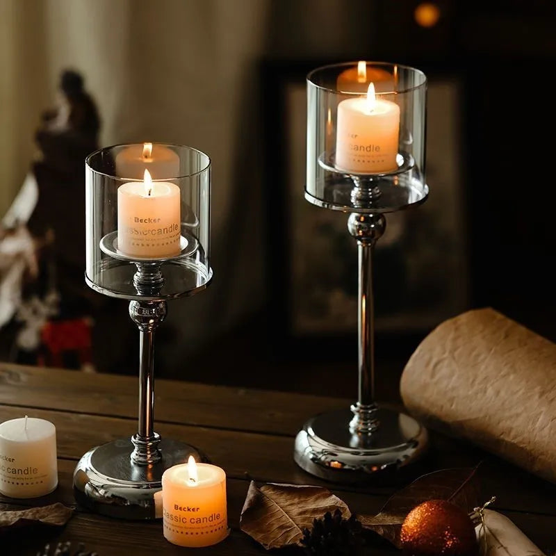 Elegante portacandela in metallo con bicchiere in vetro, per una decorazione d'atmosfera
