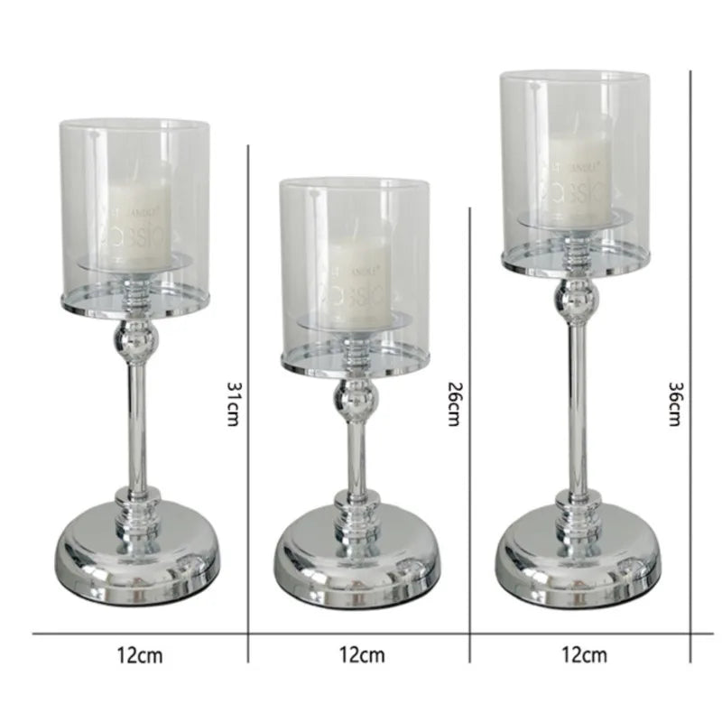 Elegante portacandela in metallo con bicchiere in vetro, per una decorazione d'atmosfera