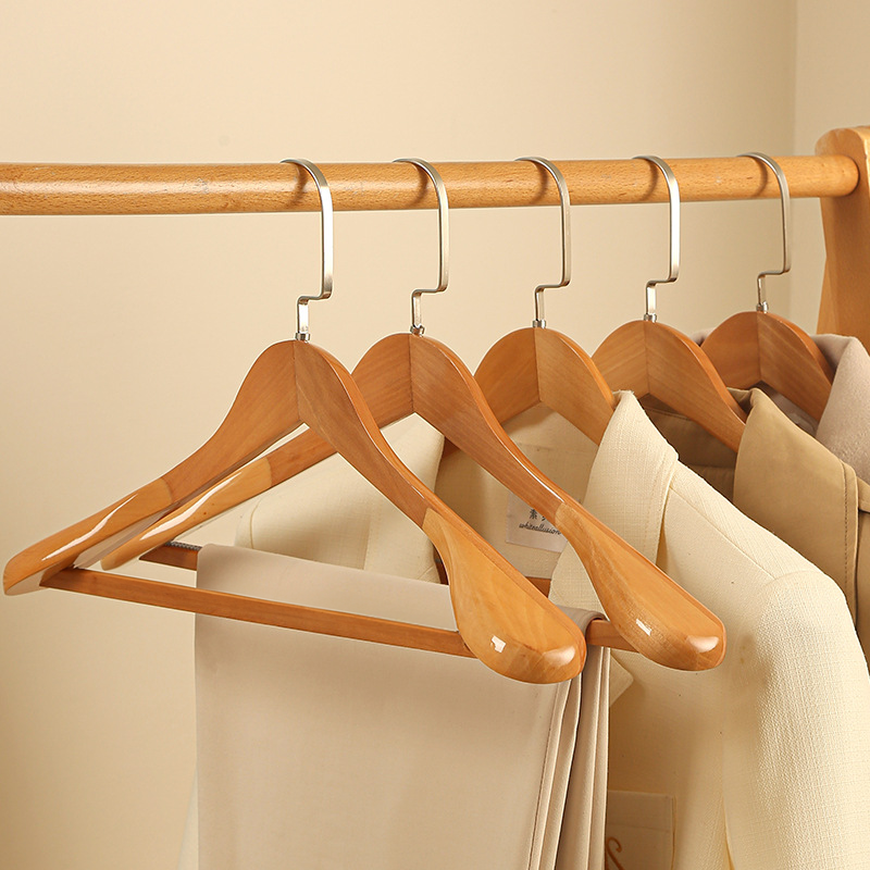 Grucce in legno per appendere i vestiti con ordine e mantenerne la forma