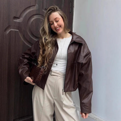 Kurze braune Lederjacke für Damen mit Reißverschluss, Taschen und Oversize-Schnitt