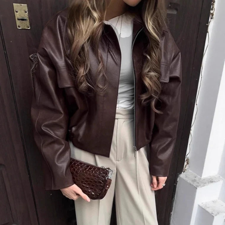 Kurze braune Lederjacke für Damen mit Reißverschluss, Taschen und Oversize-Schnitt