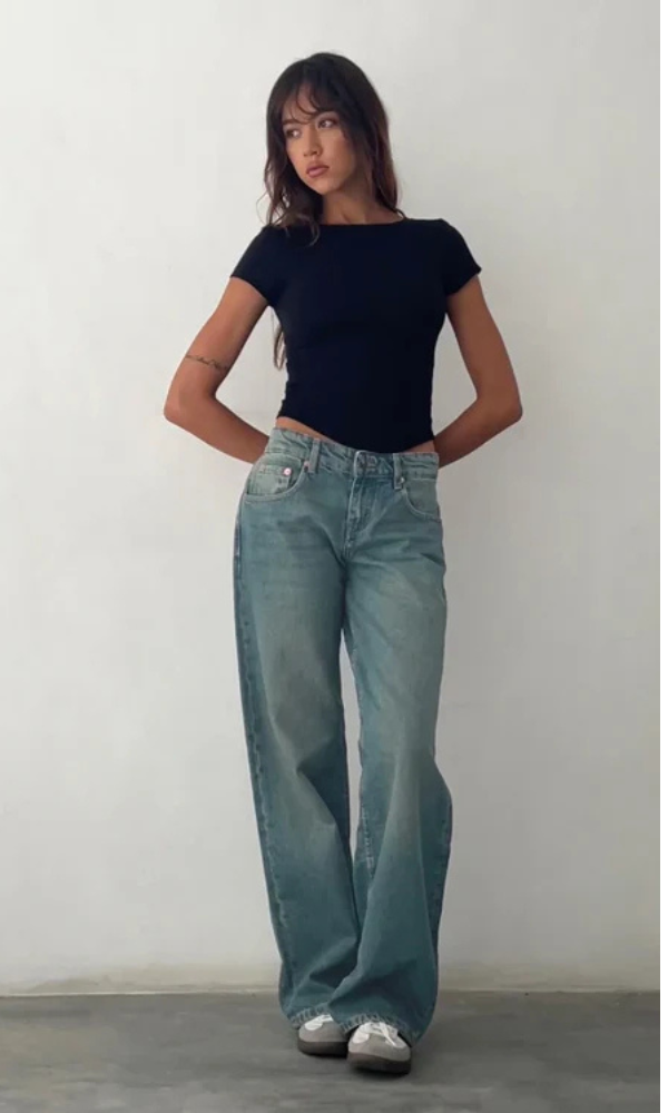 Low Rise Straight-Leg Women's Jeans with Vintage Wash