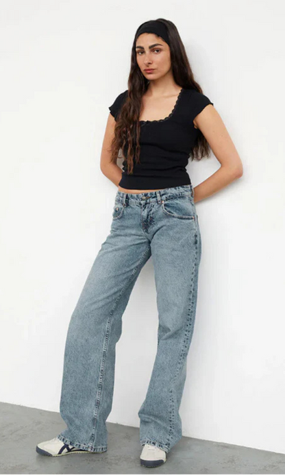 Low Rise Straight-Leg Women's Jeans with Vintage Wash