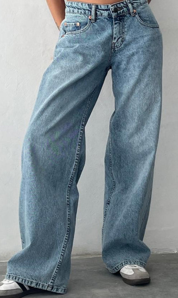 Low Rise Straight-Leg Women's Jeans with Vintage Wash