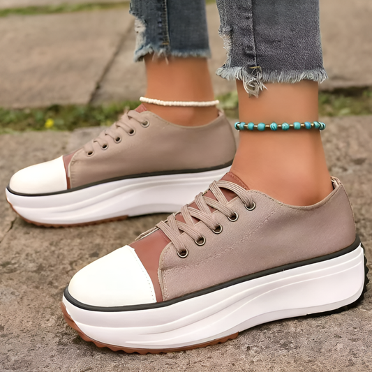 Trendige Plateausneaker für Damen mit Schnürsenkeln und klobiger Sohle